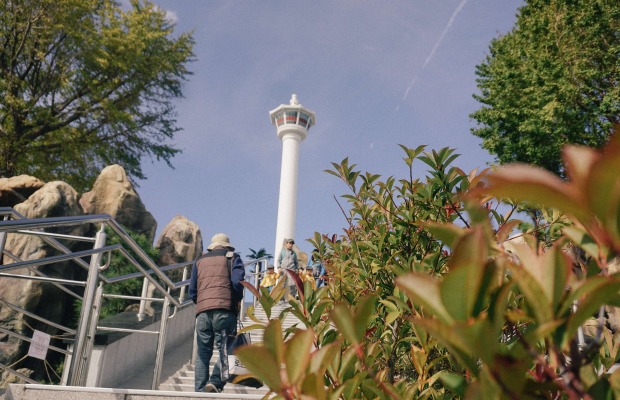 Th&aacute;p Busan Diamond Tower tại c&ocirc;ng vi&ecirc;n Yongdusan