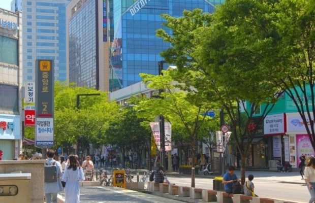 Du kh&aacute;ch check-in v&agrave; ngắm ho&agrave;ng h&ocirc;n y&ecirc;n b&igrave;nh tr&ecirc;n đường phố Daegu