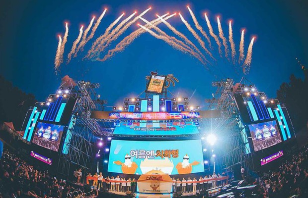 Kh&ocirc;ng kh&iacute; s&ocirc;i động n&aacute;o nhiệt tại lễ hội Bia G&agrave; Chimac Festival Daegu