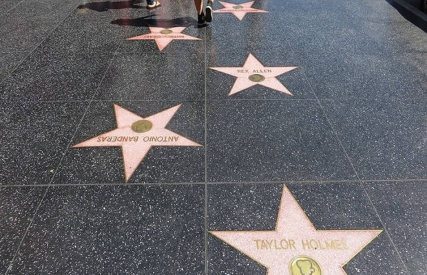 Mỗi ng&ocirc;i sao tr&ecirc;n Hollywood Walk of Fame đều mang biểu tượng thể hiện lĩnh vực được vinh danh