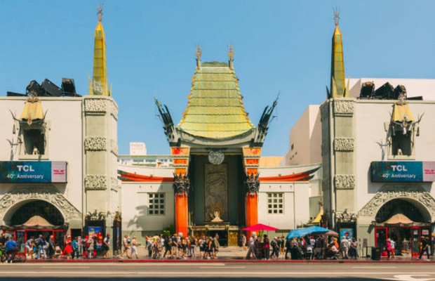 Khu vực trước TCL Chinese Theatre l&agrave; điểm chụp ảnh nổi tiếng nhất tại Đại lộ Danh vọng Hollywood&nbsp;