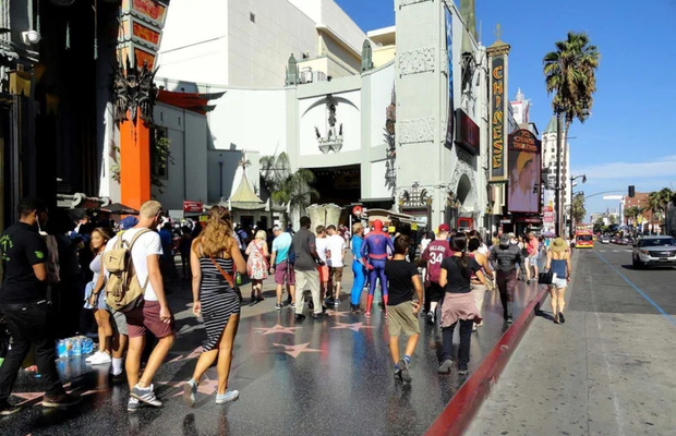  Khung cảnh Đại lộ Danh vọng Hollywood v&agrave;o buổi s&aacute;ng sớm với lượng kh&aacute;ch tham quan 