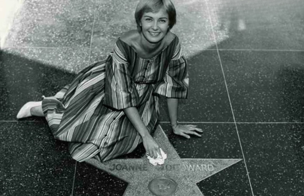 Ng&ocirc;i sao của Joanne Woodward được xem l&agrave; cột mốc mở đầu cho Hollywood Walk of Fame