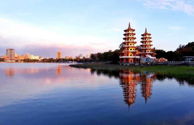 Th&aacute;p Long Hổ &ndash; biểu tượng nổi tiếng tại đầm Li&ecirc;n Tr&igrave;.