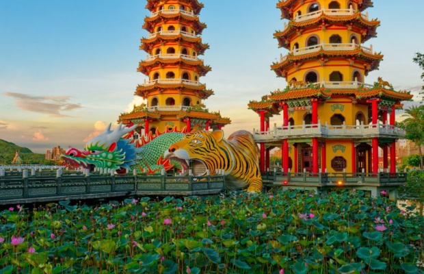 M&ugrave;a sen nở mang đến vẻ đẹp đặc trưng cho đầm Li&ecirc;n Tr&igrave;