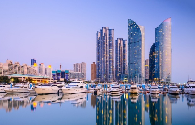 Đi thuyền m&aacute;y kh&aacute;m ph&aacute; cận cảnh v&aacute;ch đ&aacute; quần đảo Oryukdo Busan