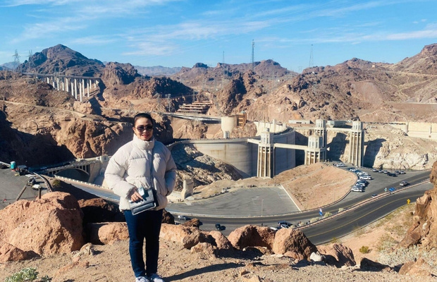 Khu vực đ&oacute;n kh&aacute;ch tham quan tại Hoover Dam với tầm nh&igrave;n hướng ra hồ Mead