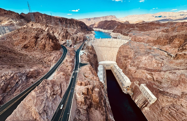 To&agrave;n cảnh đập thủy điện Hoover vĩ đại nằm giữa sa mạc Mojave, ranh giới hai bang Nevada v&agrave; Arizona