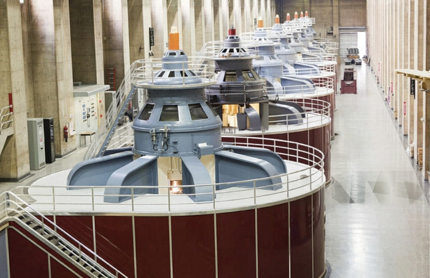 C&aacute;c tua-bin v&agrave; m&aacute;y ph&aacute;t điện b&ecirc;n trong nh&agrave; m&aacute;y thủy điện thuộc Đập Hoover Dam 