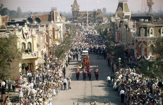 Walt Disney trong ng&agrave;y khai trương Disneyland năm 1955, đặt nền m&oacute;ng cho "nơi hạnh ph&uacute;c nhất tr&ecirc;n Tr&aacute;i đất".