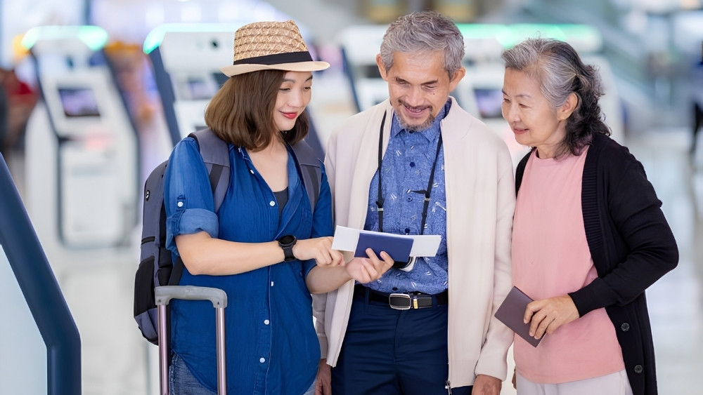 H&agrave;nh kh&aacute;ch trao đổi lịch tr&igrave;nh hoặc thay đổi người tham gia chuyến đi.