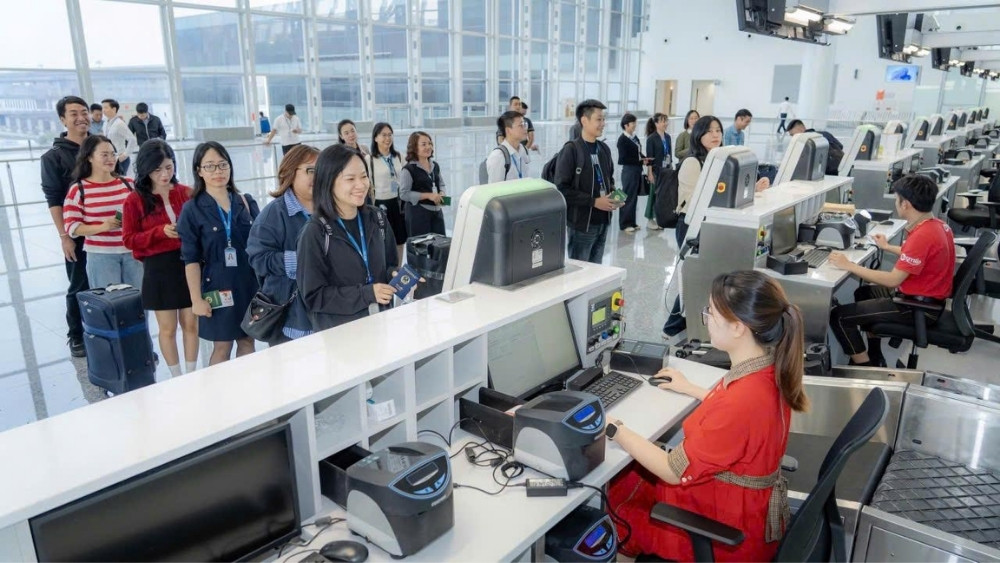 H&agrave;nh kh&aacute;ch l&agrave;m thủ tục check-in tại s&acirc;n bay