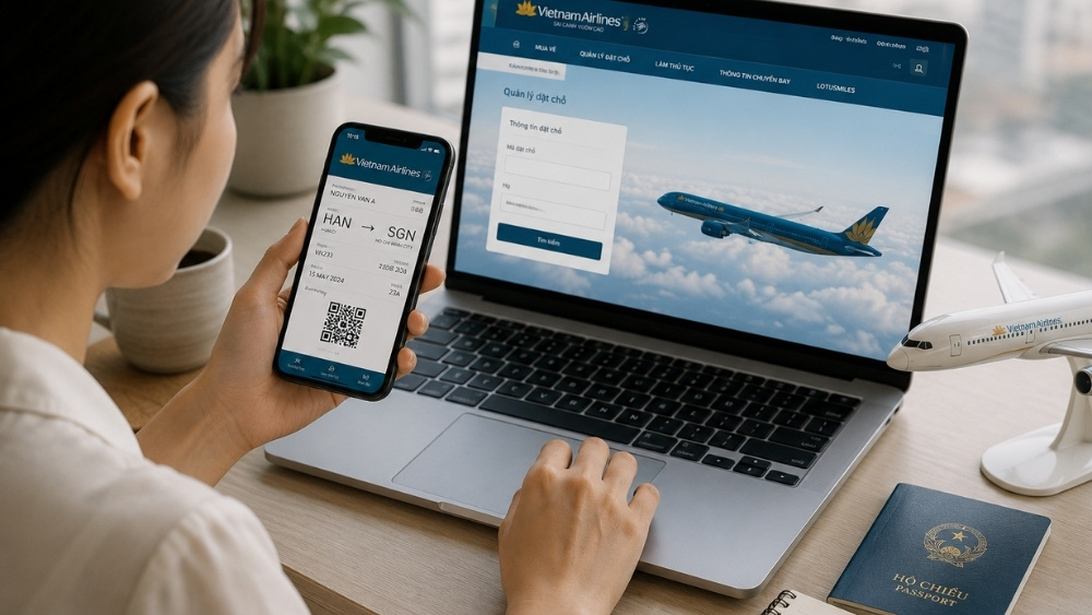 H&agrave;nh kh&aacute;ch đang kiểm tra th&ocirc;ng tin v&eacute; m&aacute;y bay Vietnam Airlines tr&ecirc;n laptop