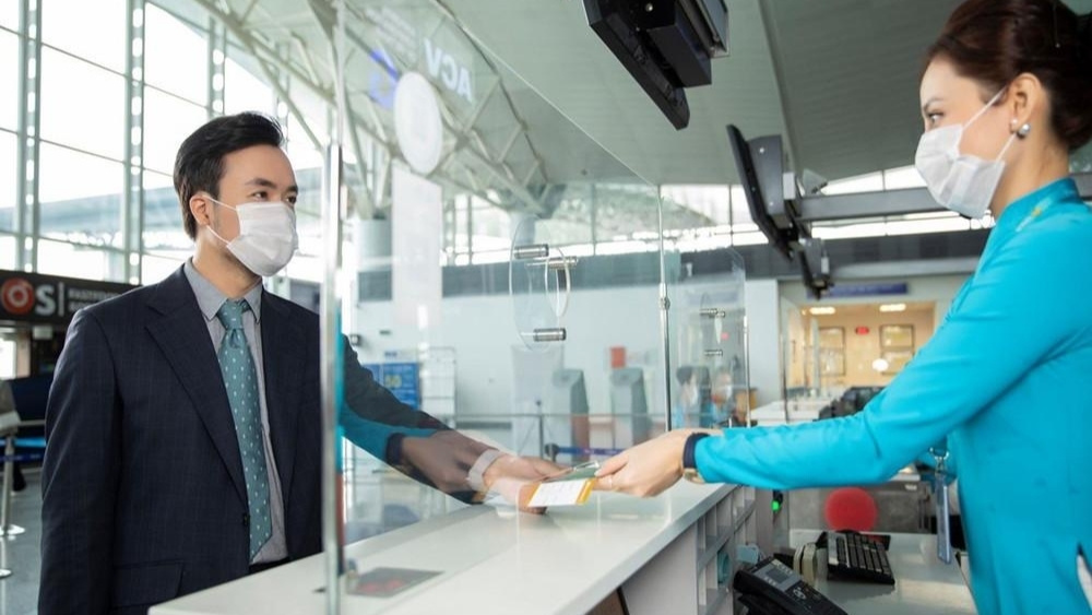H&agrave;nh kh&aacute;ch đối chiếu CCCD với v&eacute; m&aacute;y bay