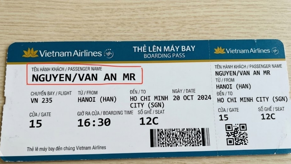 Mẫu v&eacute; hiển thị họ v&agrave; t&ecirc;n bị đảo vị tr&iacute;