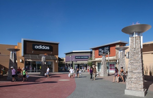 "San gạt" những thương hiệu y&ecirc;u th&iacute;ch tại thi&ecirc;n đường outlet