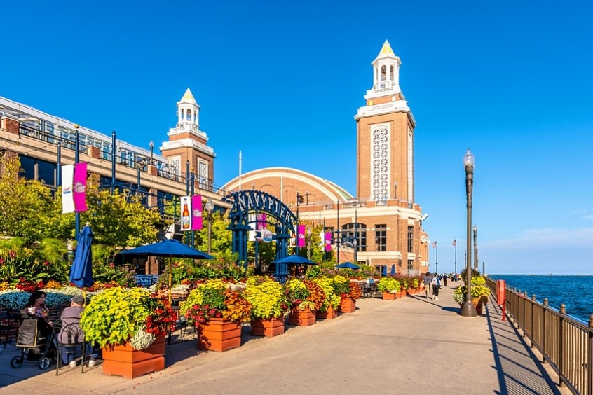 Khu vui chơi giải tr&iacute; Navy Pier b&ecirc;n bờ hồ Michigan