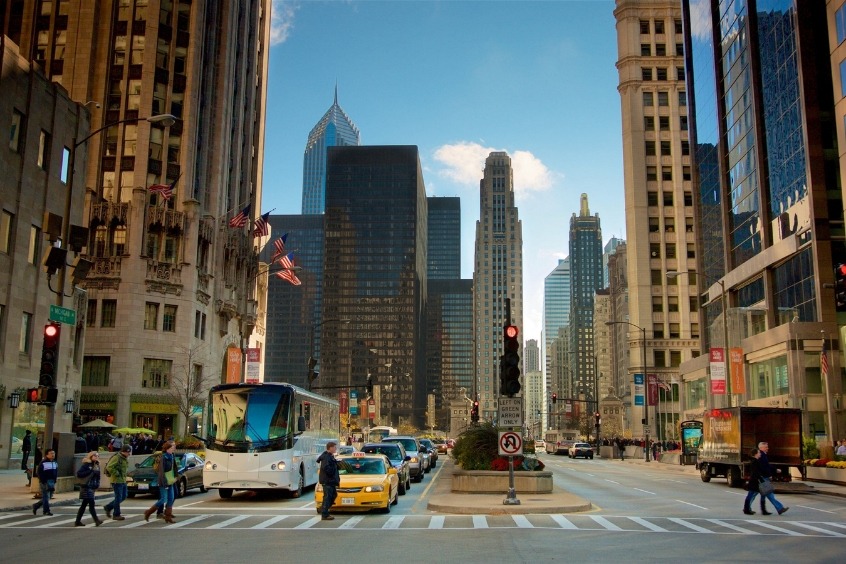 Đường phố trung t&acirc;m Chicago nhộn nhịp với c&aacute;c phương tiện giao th&ocirc;ng.