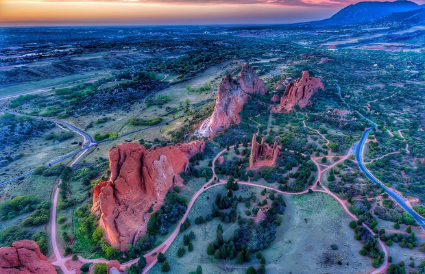 Garden of the Gods với những cột đ&aacute; sa thạch đỏ rực rỡ nổi bật giữa thi&ecirc;n nhi&ecirc;n