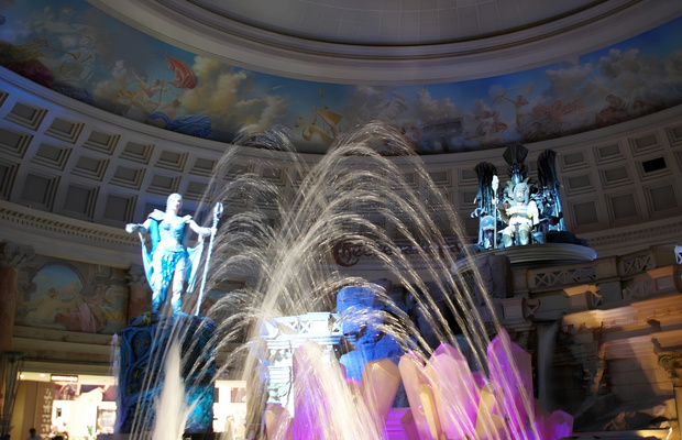 Du kh&aacute;ch đang tập trung chi&ecirc;m ngưỡng show diễn Atlantis b&ecirc;n trong Forum Shops