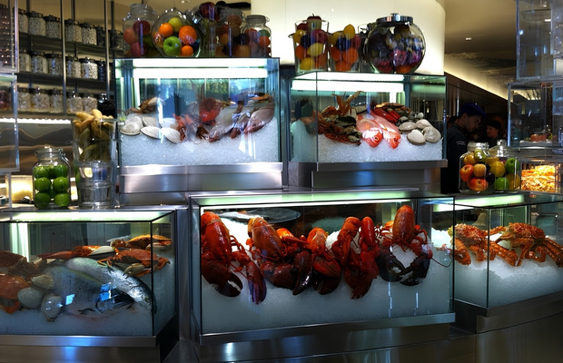 Quầy hải sản tươi sống v&agrave; cua tuyết khổng lồ tại một nh&agrave; h&agrave;ng buffet cao cấp ở Las Vegas 