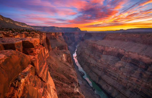 Khung cảnh h&ugrave;ng vĩ của hẻm n&uacute;i Grand Canyon l&uacute;c ho&agrave;ng h&ocirc;n bu&ocirc;ng xuống