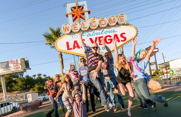 Kh&aacute;ch du lịch check-in h&agrave;o hứng trước c&aacute;c tổ hợp giải tr&iacute; lớn tại Las Vegas.