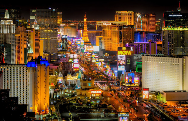 Đại lộ Dải Las Vegas sầm uất rực rỡ &aacute;nh đ&egrave;n neon đắt gi&aacute; về đ&ecirc;m