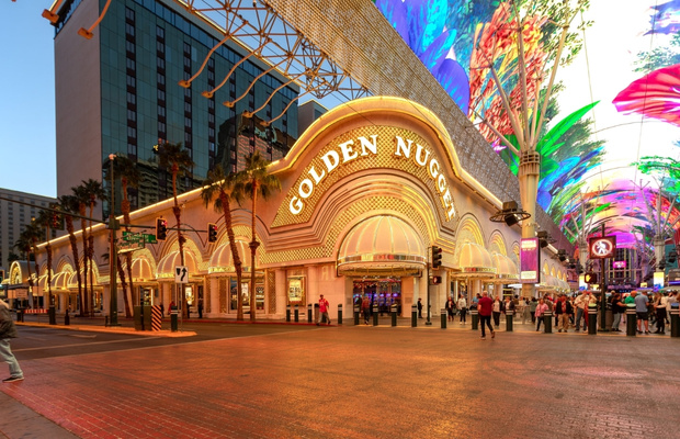 Sảnh đ&oacute;n kh&aacute;ch lộng lẫy b&ecirc;n trong một kh&aacute;ch sạn 5 sao tại khu trung t&acirc;m Las Vegas