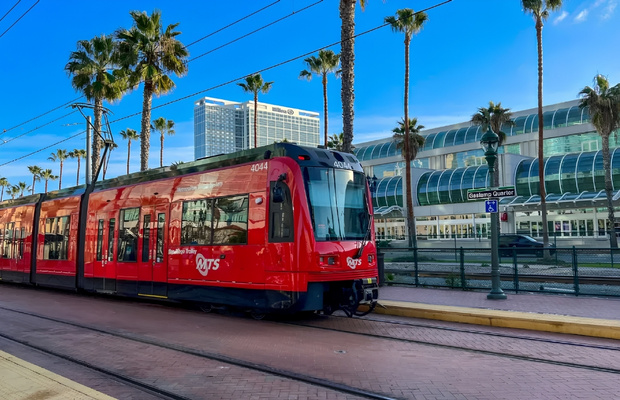 MTS Trolley l&agrave; phương tiện di chuyển thuận tiện khi kh&aacute;m ph&aacute; c&aacute;c điểm tham quan tại San Diego 