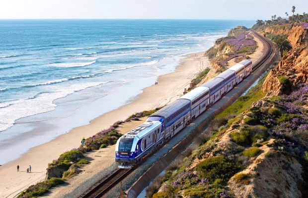 Trải nghiệm l&atilde;ng mạn tr&ecirc;n chuyến t&agrave;u Amtrak Pacific Surfliner nối liền Los Angeles v&agrave; San Diego Mỹ.