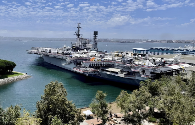 T&agrave;u s&acirc;n bay USS Midway