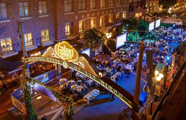 Khu phố Gaslamp Quarter lung linh &aacute;nh đ&egrave;n về đ&ecirc;m, trung t&acirc;m giải tr&iacute; s&ocirc;i động của San Diego