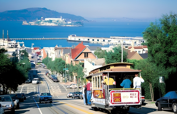 Địa h&igrave;nh đồi dốc tạo n&ecirc;n n&eacute;t quyến rũ ri&ecirc;ng biệt cho những con phố tại San Francisco