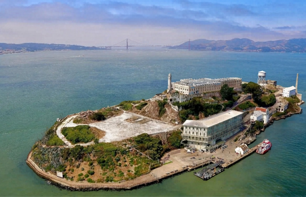 Nh&agrave; t&ugrave; Alcatraz nằm biệt lập giữa vịnh San Francisco, mang đến trải nghiệm lịch sử đầy hồi hộp cho du kh&aacute;ch