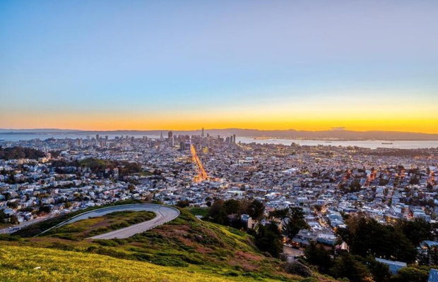&nbsp;Từ Twin Peaks, bạn c&oacute; thể chi&ecirc;m ngưỡng to&agrave;n cảnh vẻ đẹp của th&agrave;nh phố b&ecirc;n bờ vịnh