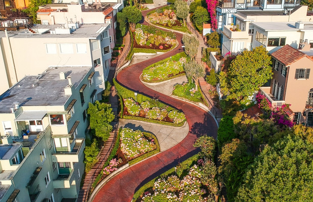 Lombard Street nổi tiếng với những kh&uacute;c cua uốn lượn đầy nghệ thuật giữa l&ograve;ng th&agrave;nh phố