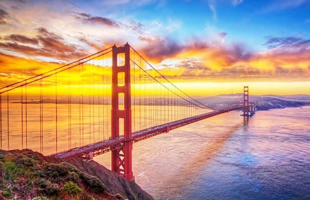 Khoảnh khắc ho&agrave;ng h&ocirc;n l&atilde;ng mạn tại Crissy Field với tầm nh&igrave;n trọn vẹn hướng về cầu Golden Gate