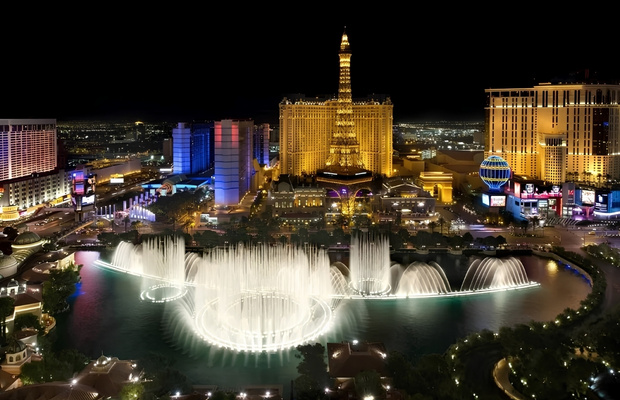 To&agrave;n cảnh Fountains of Bellagio nằm giữa trung t&acirc;m Las Vegas Strip sầm uất 