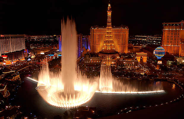 Hơn 1.200 v&ograve;i phun tạo n&ecirc;n &ldquo;ph&eacute;p m&agrave;u nước&rdquo; huyền ảo tại Fountains of Bellagio