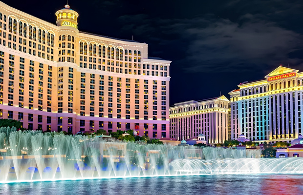 Fountains of Bellagio rực rỡ &aacute;nh s&aacute;ng trong m&agrave;n tr&igrave;nh diễn về đ&ecirc;m