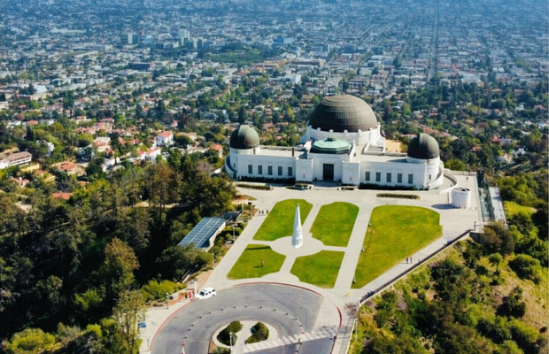 Đ&agrave;i thi&ecirc;n văn Griffith nổi bật giữa kh&ocirc;ng gian thi&ecirc;n nhi&ecirc;n h&ugrave;ng vĩ nh&igrave;n xuống th&agrave;nh phố Los Angeles
