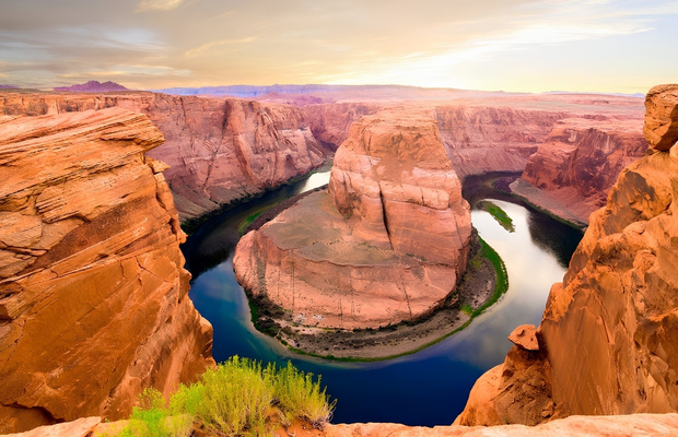 G&oacute;c chụp panorama lột tả quy m&ocirc; ho&agrave;nh tr&aacute;ng v&agrave; v&oacute;c d&aacute;ng vĩ đại của hẻm n&uacute;i lớn grand canyon thuộc tiểu bang Arizona, Mỹ dưới &aacute;nh ho&agrave;ng h&ocirc;n sa mạc.