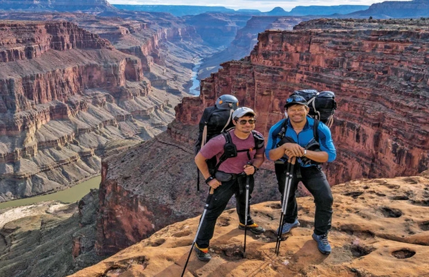 Du kh&aacute;ch trekking với đầy đủ trang bị an to&agrave;n