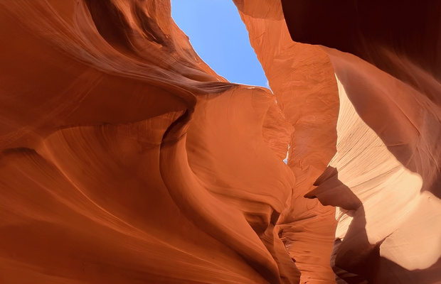  Cận cảnh c&aacute;c v&aacute;ch đ&aacute; xếp lớp đầy m&agrave;u sắc minh họa trực quan cho c&acirc;u hỏi Hẻm n&uacute;i Grand Canyon s&acirc;u bao nhi&ecirc;u?phơi b&agrave;y lịch sử địa chất h&agrave;ng tỷ năm của Tr&aacute;i Đất