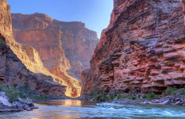 Những v&aacute;ch đ&aacute; nhiều m&agrave;u sắc đặc trưng của hẻm n&uacute;i Grand Canyon Mỹ