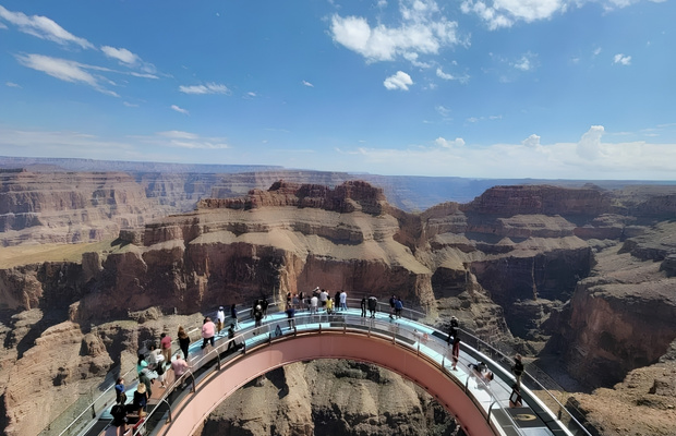 Cầu k&iacute;nh Skywalk nổi tiếng tại Grand Canyon West với tầm nh&igrave;n ngoạn mục xuống đ&aacute;y hẻm n&uacute;i 
