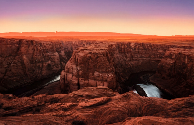 Ho&agrave;ng h&ocirc;n nhuộm đỏ c&aacute;c v&aacute;ch đ&aacute; tại hẻm n&uacute;i lớn Grand Canyon
