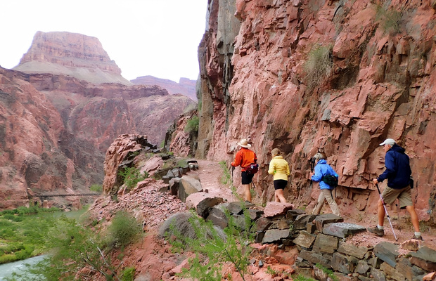Du kh&aacute;ch trekking tr&ecirc;n c&aacute;c cung đường nổi tiếng của hẻm n&uacute;i Grand Canyon Mỹ