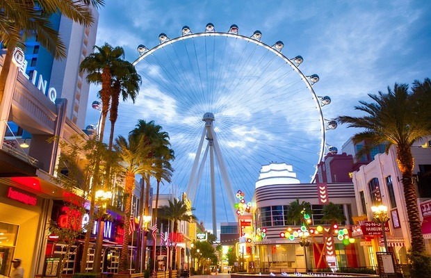 Khung cảnh v&ograve;ng quay High Roller từ dưới phố The LINQ